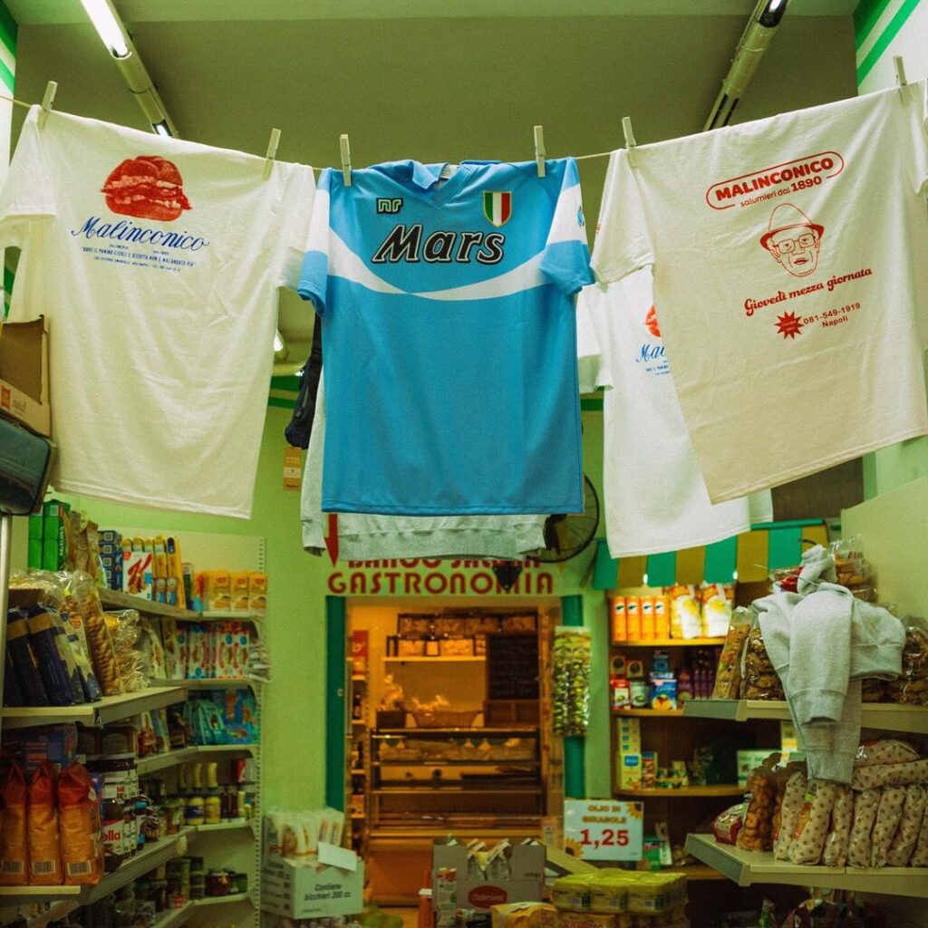 Qual e il brand di maglie da calcio che ti riporta subito alla memoria gli anni 90 ed i completini vintage Per me il piu iconico e senza dubbio @nrclassico . Sei daccordo Scrivilo nei commenti
