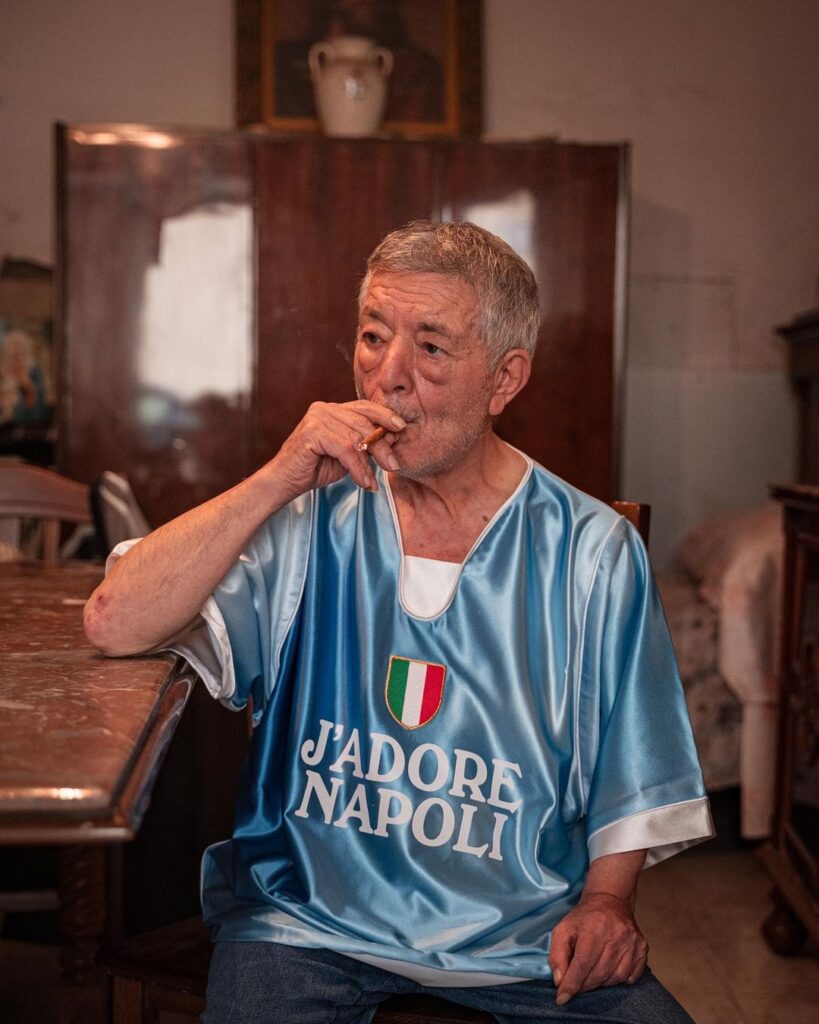 Si accendono le luci del Diego Armando Maradona per lesordio casalingo del Napoli in questa Champions League e fa il suo esordio anche la nuova maglia JAdore Napoli Away Football Jersey. Lo S 3
